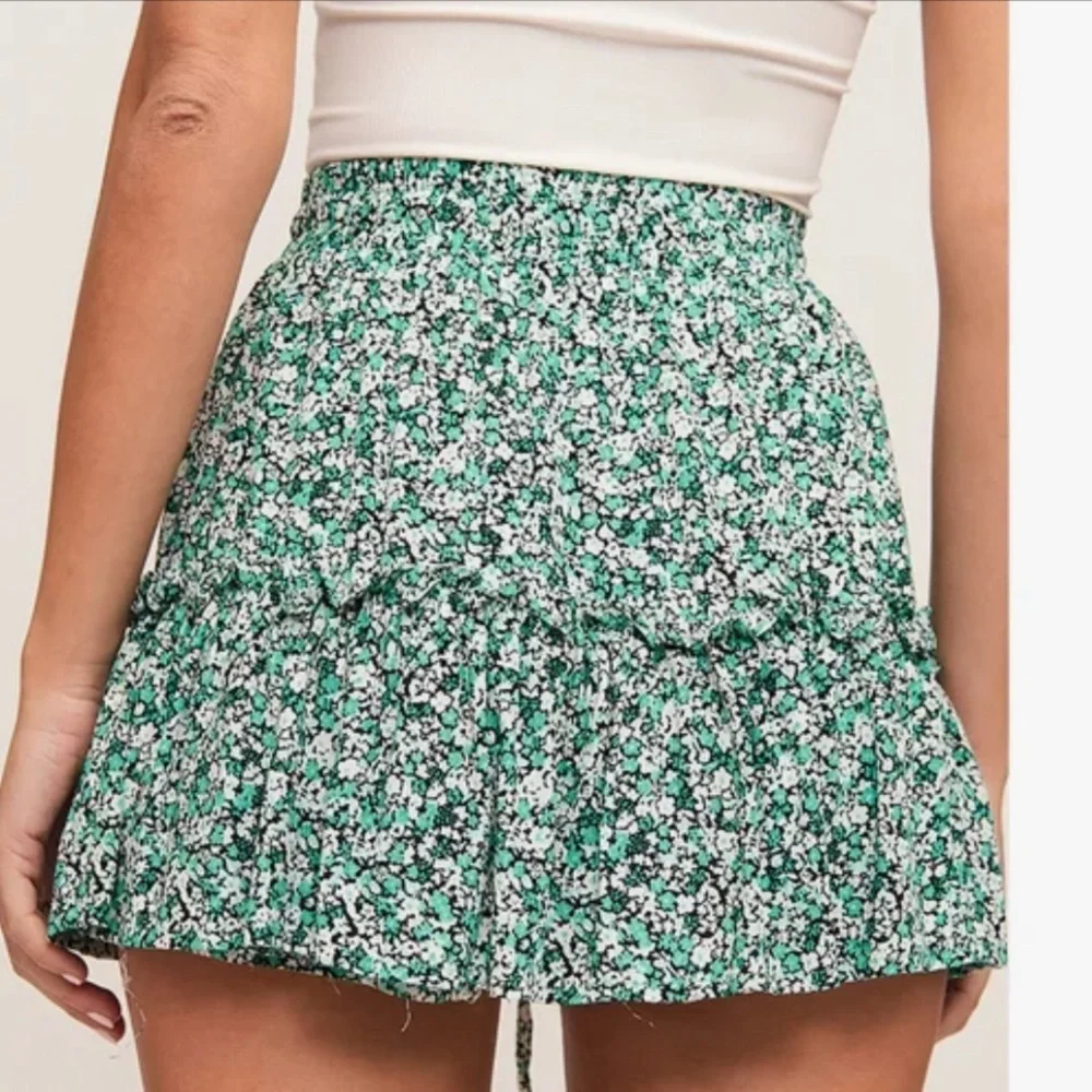 Zara skirt, short and cute!​​ shoes separate! - Picture 2 of 6